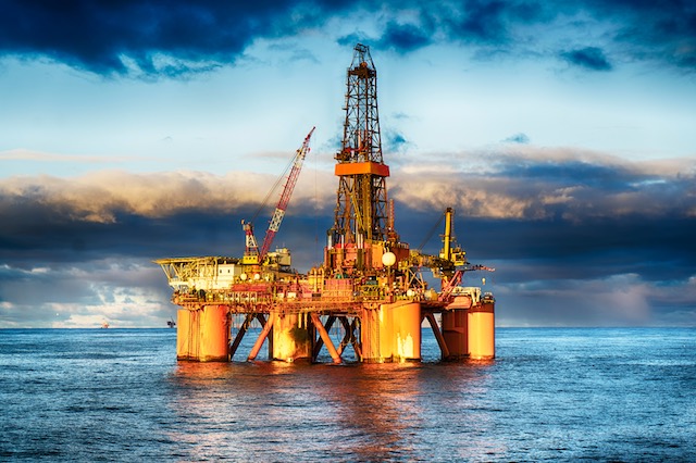How Inconel Alloys 625 and C276 Help in Oil Drilling | Oil rig at sunset time