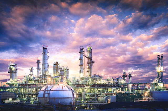 Mechanical Properties of INCONEL Alloy 600 | Blog feature image of an refinery plant